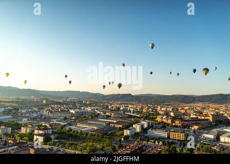 Igualada, Barcellona, Spagna. 10th luglio 2022. Ultimo giorno della festa del mongolfiera 24th a Igualada (Barcellona, Spagna).in quest'ultimo volo, 40 mongolfiere hanno lasciato l'area della ''conca d'Odena'', con lo spettacolare fondo della montagna di Montserrat, in una calda giornata di luglio nell'Europa meridionale (Credit Image: © Eric Renom/ZUMA Press Wire) Foto Stock