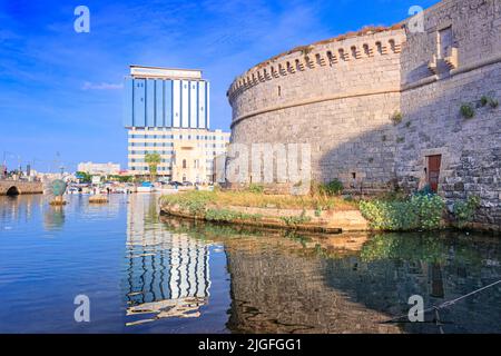 Paesaggio urbano di Gallipoli in Puglia. Il Castello di Gallipoli, lavato dal Mar Ionio, si affaccia sul centro della cosiddetta bella città. Foto Stock