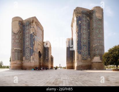 Shakhrisabz, Uzbekistan - 16 ottobre 2016: Rovine del palazzo di Timur AK Saray nella sua città natale di Shakhrisabz Foto Stock