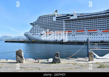 Alesund, Norvegia - Luglio 2018. Bellissimo paesaggio e trasporto traghetto passeggeri crociera in Norvegia a Alesund, Norvegia. Foto Stock