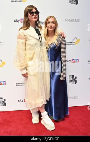 Londra, Regno Unito. 10th luglio 2022. Rhian Teasdale e Hester Chambers of Wet leg frequenta i South Bank Sky Arts Awards 2022 al Savoy Hotel il 10 luglio 2022 a Londra, Regno Unito. – 10 luglio 2022. Credit: SEE li/Picture Capital/Alamy Live News Credit: SEE li/Picture Capital/Alamy Live News Foto Stock