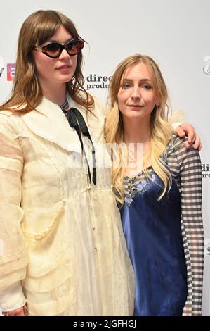 Londra, Regno Unito. 10th luglio 2022. Rhian Teasdale e Hester Chambers of Wet leg frequenta i South Bank Sky Arts Awards 2022 al Savoy Hotel il 10 luglio 2022 a Londra, Regno Unito. – 10 luglio 2022. Credit: SEE li/Picture Capital/Alamy Live News Credit: SEE li/Picture Capital/Alamy Live News Foto Stock