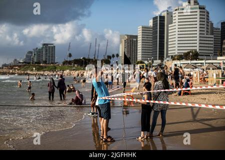 Tel Aviv, Israele. 10th luglio 2022. La gente si riunisce sulla spiaggia di Yaffo per celebrare il secondo giorno della vacanza musulmana di Eid al-Adha. EID al-Adha è la festa più sacra dell'Islam, durante la quale i musulmani macellano bovini e pecore per commemorare la volontà del profeta Ibrahim (Abrahamo) di sacrificare suo figlio Ishmael. Credit: Ilia Yefimovich/dpa/Alamy Live News Foto Stock