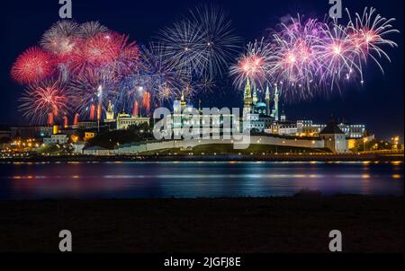 Fuochi d'artificio sul Cremlino Kazan. Vista del Cremlino dalla riva del fiume Kazanka. Fuochi d'artificio per le vacanze a Kazan, Tatarstan Foto Stock