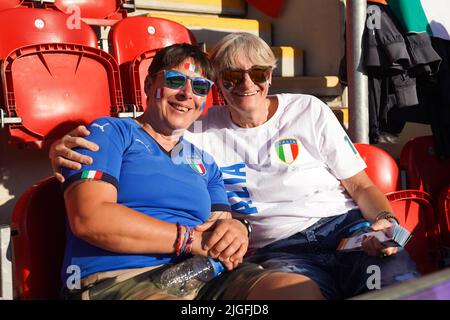 Rotherham, Regno Unito. 10th luglio 2022. Rotherham, Inghilterra, luglio 10th 2022: Tifosi d'Italia durante la partita di football del gruppo D UEFA Womens Euro 2022 tra Francia e Italia al New York Stadium di Rotherham, Inghilterra. (Daniela Porcelli /SPP) Credit: SPP Sport Press Photo. /Alamy Live News Foto Stock