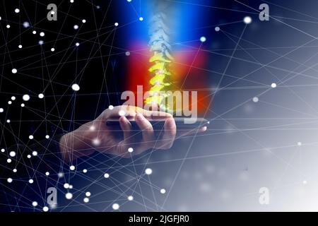 Medico che guarda una radiografia di anche e colonna vertebrale per il dolore alla schiena su tablet digitale. Foto Stock