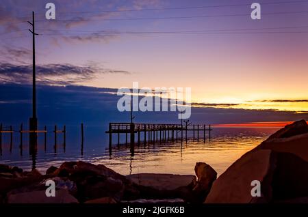 Il sole tramonta su Heron Bay a Cedar Point, 31 ottobre 2020, a Coden, Alabama. Foto Stock