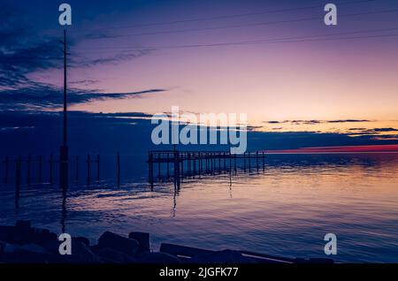 Il sole tramonta su Heron Bay a Cedar Point, 31 ottobre 2020, a Coden, Alabama. Foto Stock