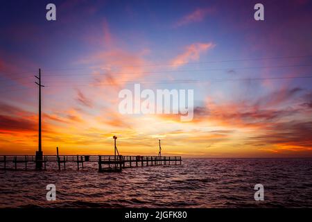 Il sole tramonta su Heron Bay a Cedar Point, 3 dicembre 2013, a Coden, Alabama. Foto Stock