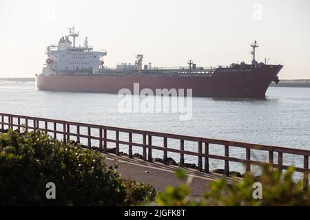 Prodotti chimici/petroliferi nave tipo Tanker che entra nel porto di Durban in una soleggiata mattina invernale di giugno. Foto Stock