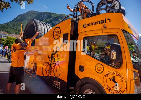 Aigle, Canton Vallese, Svizzera -10.07.2022: Passaggio di un'auto pubblicitaria di Continental nella roulotte del Tour de France in Svizzera. Foto Stock