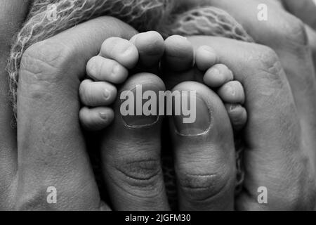 La madre sta facendo il massaggio sul suo piede del bambino. Prevenzione dei piedi piatti, sviluppo, tono muscolare, displasia. Foto Stock