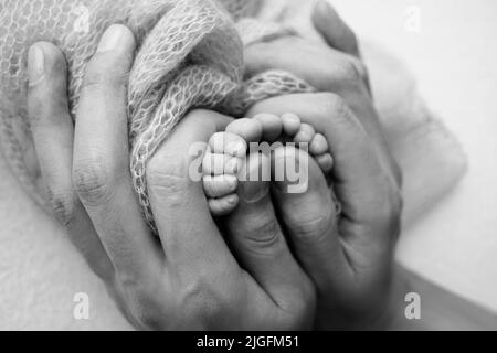 La madre sta facendo il massaggio sul suo piede del bambino. Prevenzione dei piedi piatti, sviluppo, tono muscolare, displasia. Foto Stock