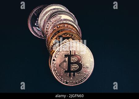 Pila di bitcoins su sfondo nero , scatto studio . Foto Stock