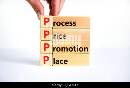 Simbolo del luogo di promozione del prezzo di processo PPPP. Concetto parole PPPP processo prezzo promozione luogo su blocchi su sfondo bianco bello. Business e PPPP Foto Stock