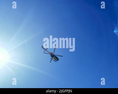 Paignton, Regno Unito. Domenica 10 Luglio 2022. Due Air Ambulance assistere incidente a BroadSands Beach, Paignton, Devon, Regno Unito credito: Thomas Faull / Alamy Live News Foto Stock