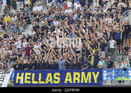 Mezzano, Italia. 09th luglio 2022. I tifosi di Hellas Verona mostrano il loro sostegno durante Hellas Verona vs US Primiero, 1Â° incontro frendly pre-stagione Serie A Tim 2022-23, al 'Centro Sportivo Intercomonale' Mezzano di Fiera di Primiero (TN), Italia, il 09 luglio 2022. Credit: Independent Photo Agency/Alamy Live News Foto Stock