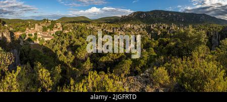 Ai margini del villaggio od Mourèze (Lodève, Francia) è uno spettacolare affioramento calcareo dolomitico noto come la Cirque de Mourèze Foto Stock