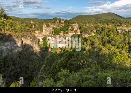 Ai margini del villaggio od Mourèze (Lodève, Francia) è uno spettacolare affioramento calcareo dolomitico noto come la Cirque de Mourèze Foto Stock