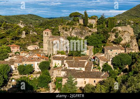 Ai margini del villaggio od Mourèze (Lodève, Francia) è uno spettacolare affioramento calcareo dolomitico noto come la Cirque de Mourèze Foto Stock