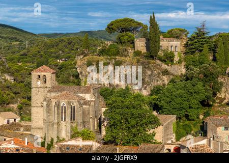 Ai margini del villaggio od Mourèze (Lodève, Francia) è uno spettacolare affioramento calcareo dolomitico noto come la Cirque de Mourèze Foto Stock