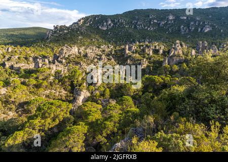 Ai margini del villaggio od Mourèze (Lodève, Francia) è uno spettacolare affioramento calcareo dolomitico noto come la Cirque de Mourèze Foto Stock