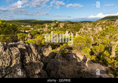 Ai margini del villaggio od Mourèze (Lodève, Francia) è uno spettacolare affioramento calcareo dolomitico noto come la Cirque de Mourèze Foto Stock