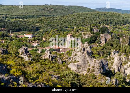 Ai margini del villaggio od Mourèze (Lodève, Francia) è uno spettacolare affioramento calcareo dolomitico noto come la Cirque de Mourèze Foto Stock