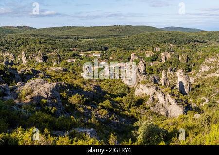 Ai margini del villaggio od Mourèze (Lodève, Francia) è uno spettacolare affioramento calcareo dolomitico noto come la Cirque de Mourèze Foto Stock