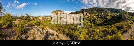 Ai margini del villaggio od Mourèze (Lodève, Francia) è uno spettacolare affioramento calcareo dolomitico noto come la Cirque de Mourèze Foto Stock