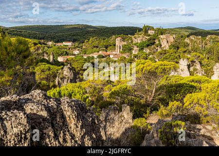 Ai margini del villaggio od Mourèze (Lodève, Francia) è uno spettacolare affioramento calcareo dolomitico noto come la Cirque de Mourèze Foto Stock