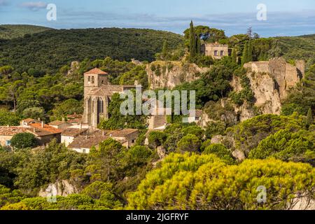 Ai margini del villaggio od Mourèze (Lodève, Francia) è uno spettacolare affioramento calcareo dolomitico noto come la Cirque de Mourèze Foto Stock