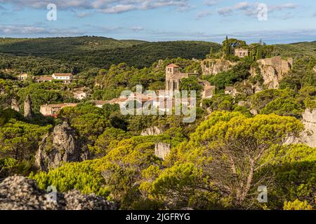 Ai margini del villaggio od Mourèze (Lodève, Francia) è uno spettacolare affioramento calcareo dolomitico noto come la Cirque de Mourèze Foto Stock