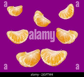 fette di tangerini maturi su sfondo viola, collage Foto Stock
