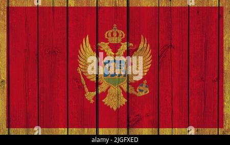 Vista dall'alto della vecchia bandiera del Montenegro dipinta su recinzione di legno scuro, muro. patriot e concetto di viaggio. Nessun flagpole. Progettazione di piani, layout. Contrassegna sfondo Foto Stock