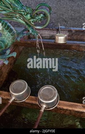 Dippers fontana cerimoniale dell'acqua Tempio di Honmon-ji Ikegami Tokyo Giappone Foto Stock