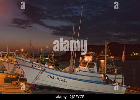 Barche da pesca porto crepuscolo Kamogawa Chiba Giappone Foto Stock