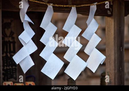 Simboli di carta ripiegati al Tempio di Takaosan Yakuoin, Giappone Foto Stock