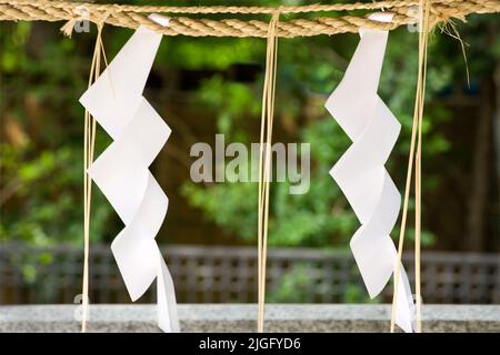 Carta bianca piegata paglia corda Shinto Shrine Zojoji Tokyo Japan Foto Stock