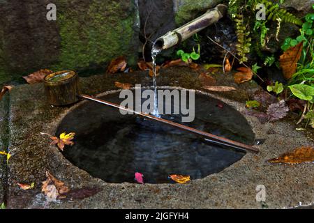 Fontana piccolo santuario montagne vicino Minakami Giappone Foto Stock