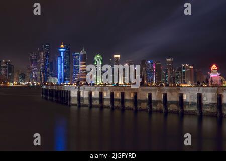 Vista sullo skyline di Doha dopo il tramonto dalla Corniche Foto Stock