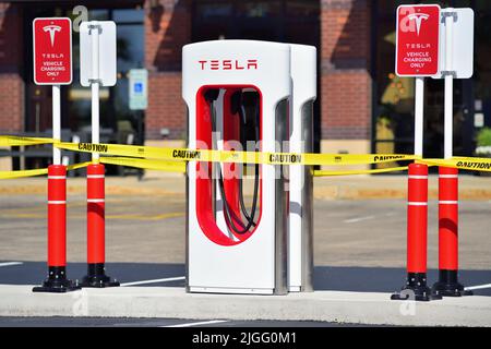 South Barrington, Illinois, Stati Uniti. Una stazione di ricarica per veicoli elettrici Tesla è stata completata nel parcheggio di un esclusivo centro commerciale suburbano di Chicago. Foto Stock