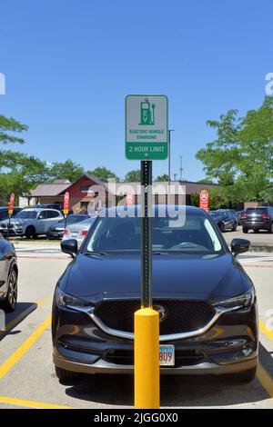 South Elgin, Illinois, Stati Uniti. Cartello che designa una stazione di ricarica per auto elettriche in un centro commerciale suburbano. Il numero di tali stazioni è in aumento Foto Stock