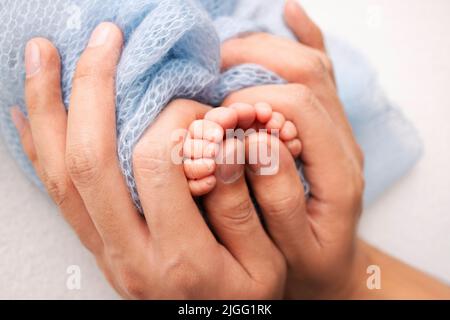 La madre sta facendo il massaggio sul suo piede del bambino. Prevenzione dei piedi piatti, sviluppo, tono muscolare, displasia. Foto Stock