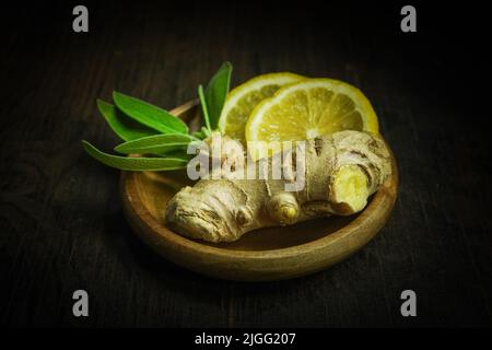 Ingredienti tè zenzero limone cannella chiodo zafferano salvia rustico primo piano Foto Stock