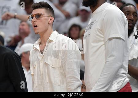 Miami, Stati Uniti. 25th maggio 2022. Tyler Herro di Miami Heat guarda la sua squadra giocare i Boston Celtics durante la seconda metà del loro gioco di playoff Eastern Conference Finals, mercoledì 25 maggio 2022. Herro ha discusso il suo ruolo di partenza, Pat Riley, come evento come campionato estivo di Las Vegas. (Foto di Michael Laughlin/South Florida Sun Sentinel/TNS/Sipa USA) Credit: Sipa USA/Alamy Live News Foto Stock