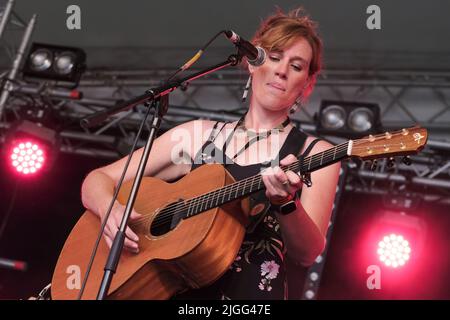 Great Tew, Regno Unito. 10th luglio 2022. La cantante, cantautore e chitarrista inglese Hollie Rogers si esibisce dal vivo sul palco di Songbird al Cornbury Festival. Credit: SOPA Images Limited/Alamy Live News Foto Stock