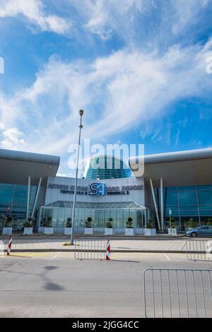 Sofia, Bulgaria - Luglio 2022: Architettura dell'aeroporto di Sofia in Bulgaria. L'aeroporto di Sofia è il principale aeroporto internazionale della Bulgaria Foto Stock