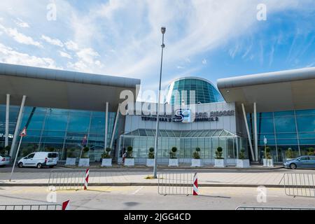 Sofia, Bulgaria - Luglio 2022: Architettura dell'aeroporto di Sofia in Bulgaria. L'aeroporto di Sofia è il principale aeroporto internazionale della Bulgaria Foto Stock