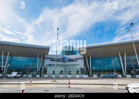 Sofia, Bulgaria - Luglio 2022: Architettura dell'aeroporto di Sofia in Bulgaria. L'aeroporto di Sofia è il principale aeroporto internazionale della Bulgaria Foto Stock